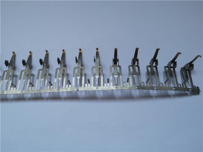 O metal de cobre branco da conexão que carimba as peças, puxando o condutor eletrônico arrasta o processamento da parte 1