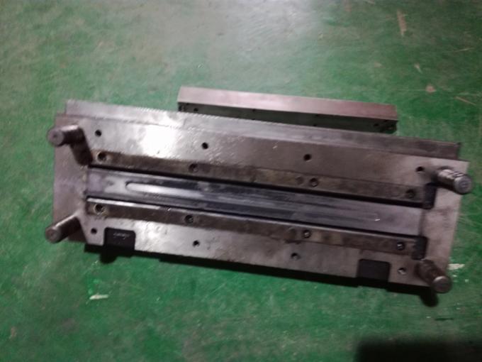 Quatro cavidades progressivas morrem os componentes de aço inoxidável/braçadeira de montagem de bronze 1
