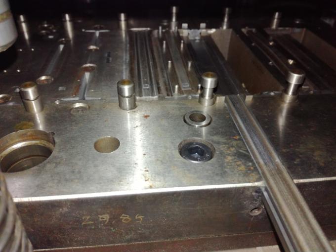 Quatro cavidades progressivas morrem os componentes de aço inoxidável/braçadeira de montagem de bronze 3